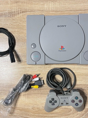 PlayStation 1 like new with 5 games and Sony controller