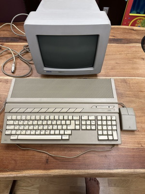 Atari 1040STFM with Atari SM124 monitor, original mouse, Greek manual used