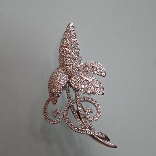 White gold brooch 14 carats, like new, 7x4 cm