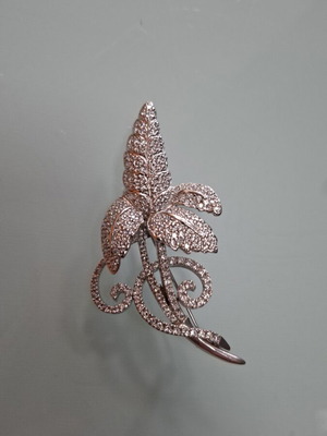 White gold brooch 14 carats, like new, 7x4 cm