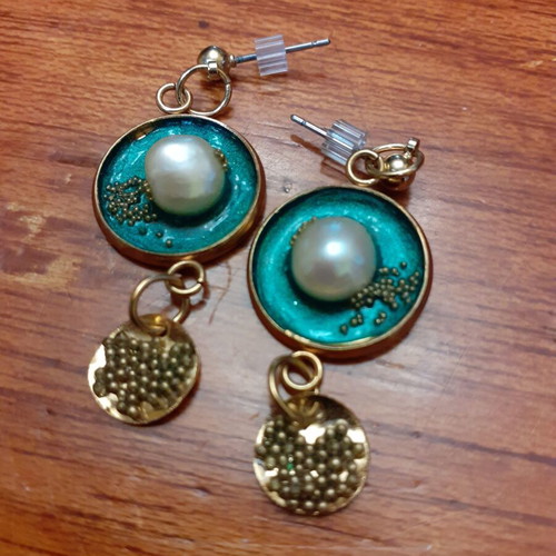 Earrings with cultured pearls and liquid glass