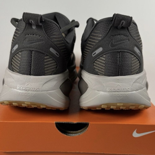 Nike Vomero 18 running shoes, medium ash and black
