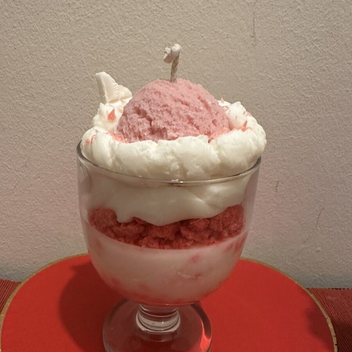 Soy scented candle with bubblegum aroma