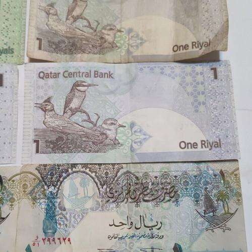 Qatar banknotes 5 pieces, one 5 Riyal and four 1 Riyal, mostly like new