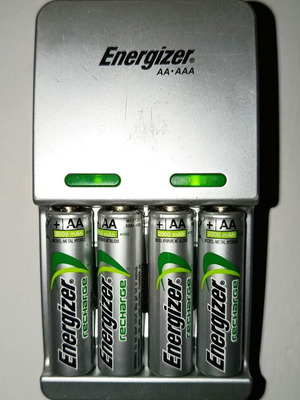 Energizer φορτιστής μπαταριών AA και AAA μεταχειρισμένος με 4 επαναφορτιζόμενες μπαταρίες