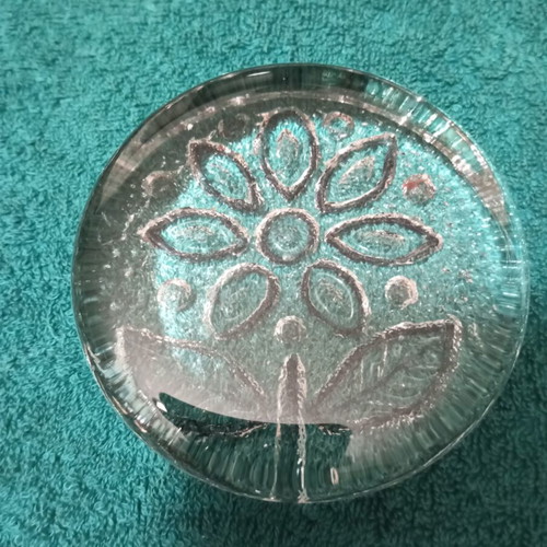 Glass paperweight with daisy, new