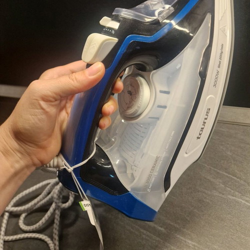 Taurus 3000W iron new with ceramic soleplate and steam