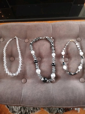 Necklaces like new, pack of three, black and white