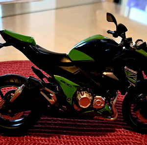 Μινιατούρα Kawasaki Z800 σε κλίμακα 1/12