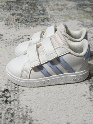 Adidas kids athletic shoes like new, leather with sticker