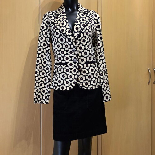 Jacket M like new, cotton spring with daisies on black