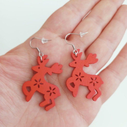 Wooden reindeer earrings new, red with stainless steel hooks