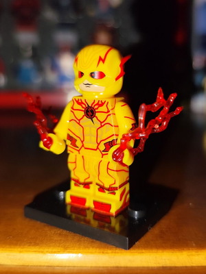 Φιγούρα Reverse Flash σαν καινούργια με βάση και εξαρτήματα