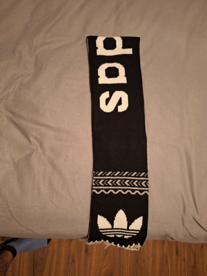 Κασκόλ adidas σαν καινούργιο, άσπρο και μαύρο