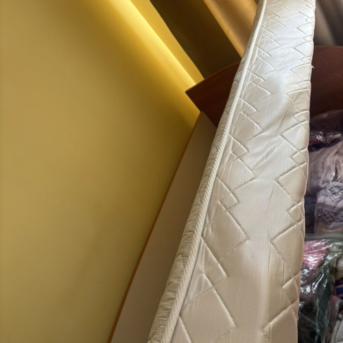 Bed with lifting mechanism