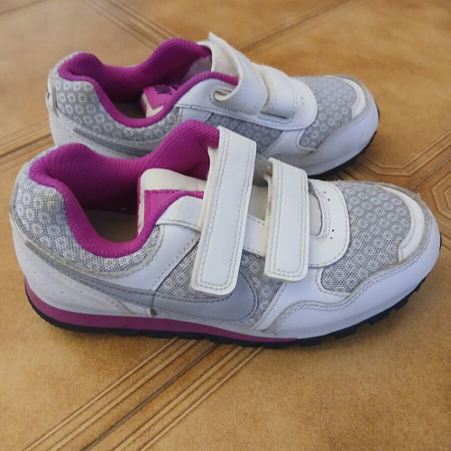 Nike athletic shoes used, size 30, white and pink for girls