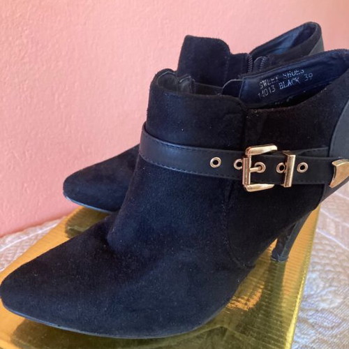 Ankle boots size 39 black with side zipper like new
