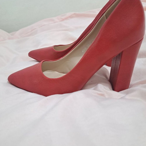 Red pumps size 36 with embossed croco texture, Diamantique, like new