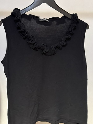 Black sleeveless blouse with decorative ruffle neckline Batida like new, size M
