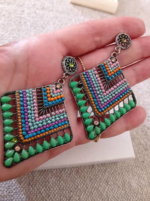 Dangling earrings with multicolor stones used