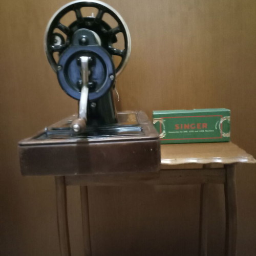Singer 128K sewing machine used with La Vencedora pattern, 1933