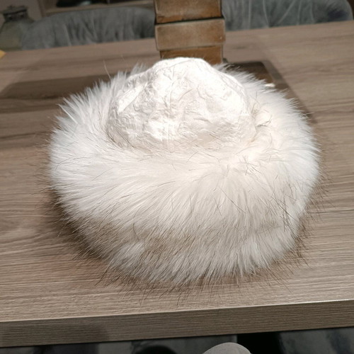 White Russian hat like new with adjustable size