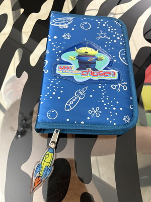 Toy Story Alien κασετίνα με μολύβια, ξυλομπογιές και σχολικά