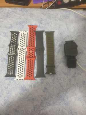 Apple Watch Series 7 μεταχειρισμένο με 5 λουράκια 45mm