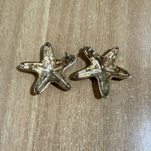 H&M gold starfish earrings new with embossed design