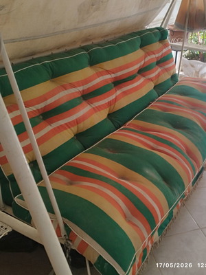 Ferfoze swing and round table with 4 chairs like new
