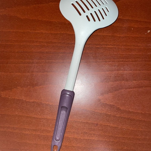 Slotted kitchen ladle with ergonomic handle