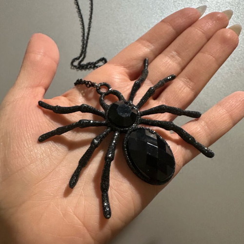 Long necklace with spider like new, black