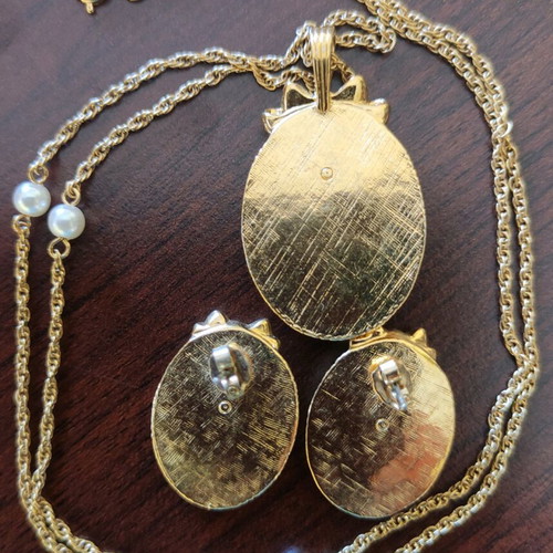 Vintage Avon Romantic cameo necklace set with faux pearl and earrings new