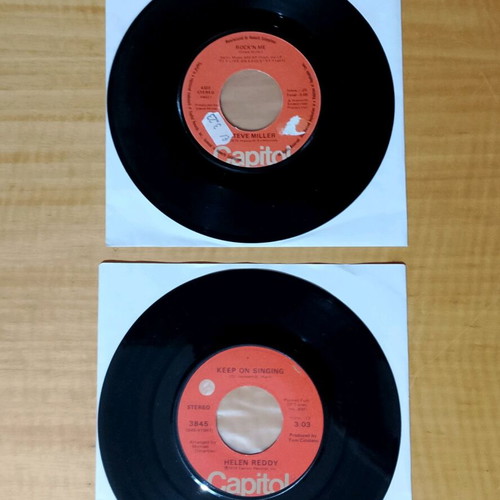 Pack of 2 Capitol Records 7" vinyl singles used, Rock