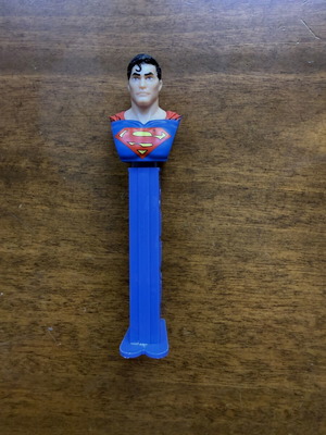 PEZ диспенсър Superman като нов държач за бонбони