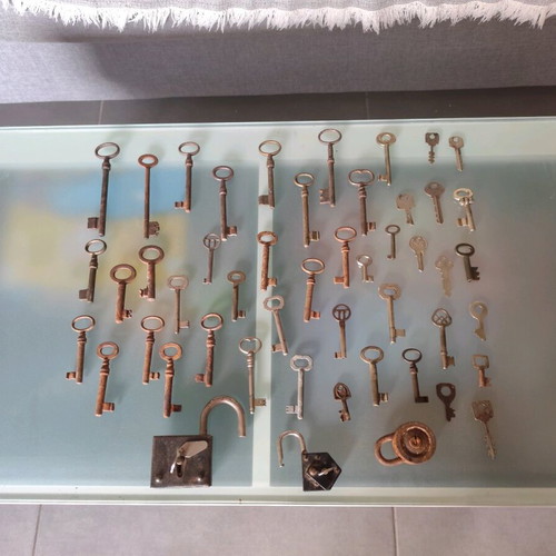 Lot of old keys and padlocks used