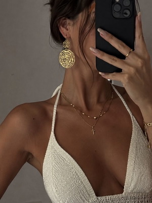 Dangling earrings in gold color