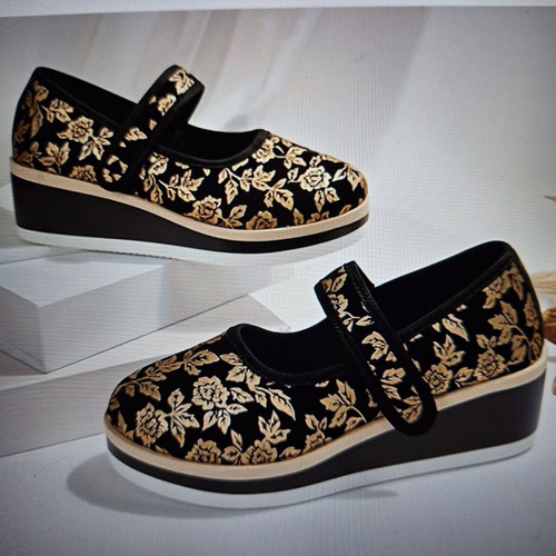 Women's elegant shoes new in black and gold
