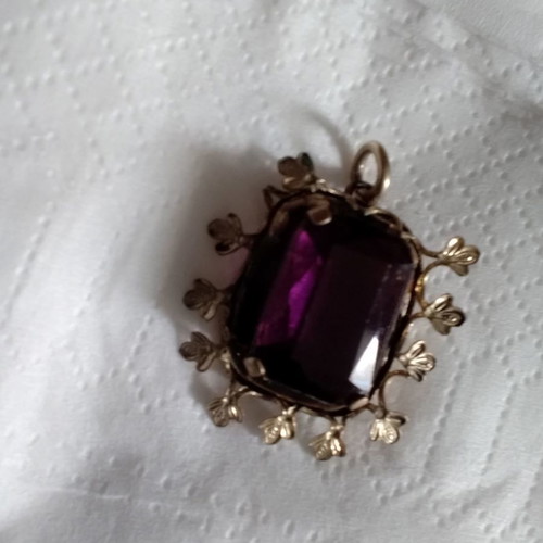 Vintage pendant with precious stone used, broken leaf detail