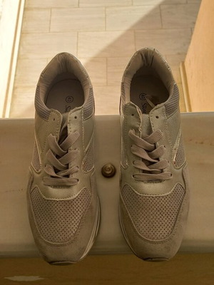 Women's athletic shoes like new, size 40, beige