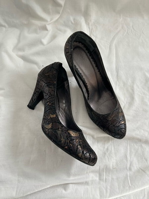 Migato black pumps with crack patterns used, size 39