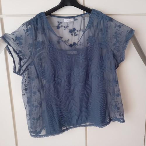 Lace blouse medium blue size 22 like new with built-in top