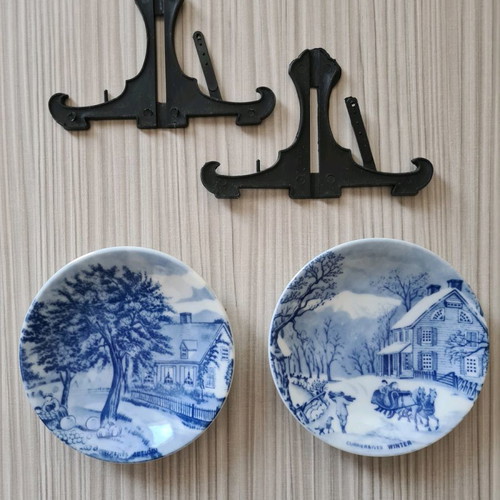 Currier & Ives decorative plates like new, set of 2 with stands