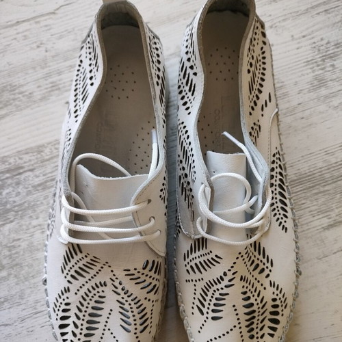 White summer shoes new, natural leather, light and comfortable