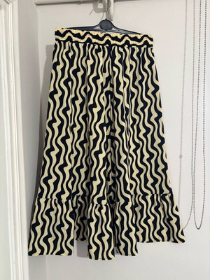 Midi skirt printed like new, black and beige