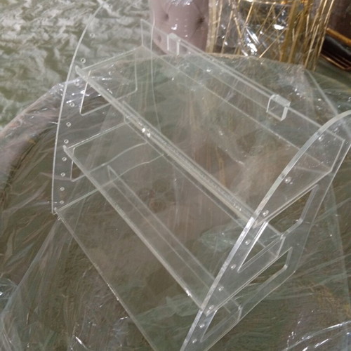 Plexiglass shelves set of 2 like new, ideal for store display