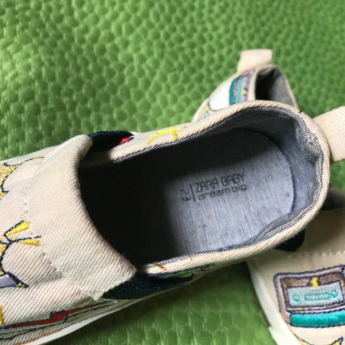 Παπούτσια slip-on Zara σαν καινούργια, αγορίστικα νούμερο 23, πολύχρωμα