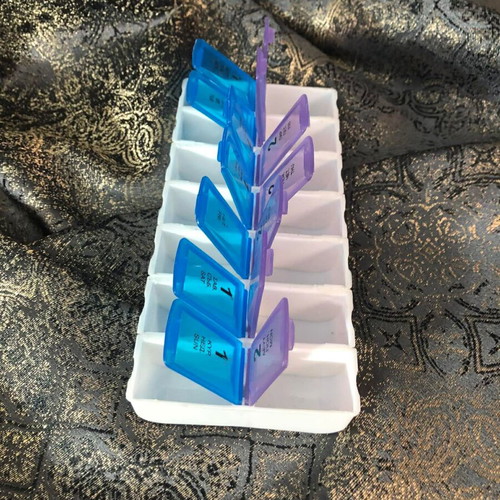 Weekly Pill Organizer like new, 14 compartments, dual-sided