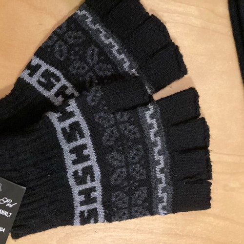 Fingerless gloves and black beanie set new