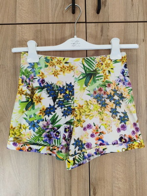 Pull&Bear floral σορτς μεταχειρισμένα, μέγεθος M, λευκό με tropical print